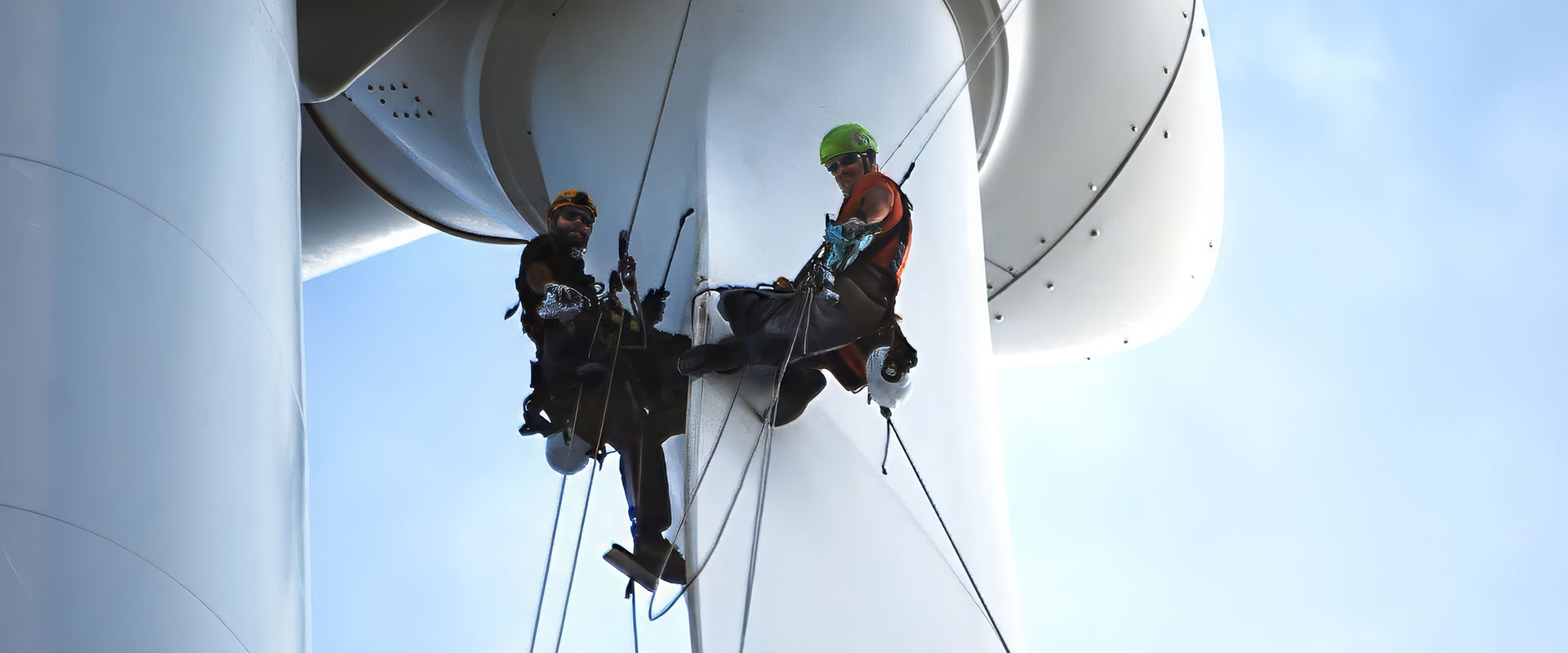 Αιολικά πάρκα στον Άγιο Νικόλαο, στη Νάξο και στη Πάφο της Κύπρου: Εργασίες καθαρισμού και συντήρησης ανεμογεννητριών