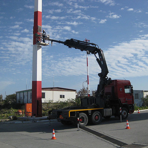 Αεροδρόμιο Ηρακλείου: Συντήρηση στους μεταλλικούς πυλώνες φωτισμού και τους ιστούς