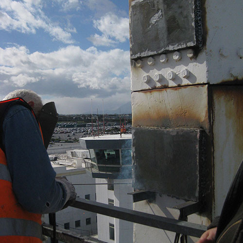 Αεροδρόμιο Ηρακλείου: Συντήρηση στους μεταλλικούς πυλώνες φωτισμού και τους ιστούς