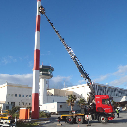 Αεροδρόμιο Ηρακλείου: Συντήρηση στους μεταλλικούς πυλώνες φωτισμού και τους ιστούς