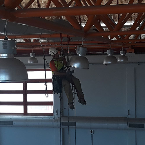 Γήπεδο καλαθοσφαίρισης Κ.Γ.Δ.Α. Ηρακλείου: Εργασίες μόνωσης και αντικατάσταση φωτιστικών σωμάτων