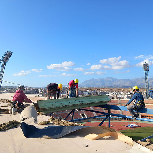 Παγκρήτιο Στάδιο: Αποξήλωση της μεταλλικής επικάλυψης του ανατολικού στεγάστρου