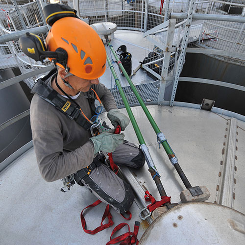 Πλαστικά Κρήτης: Πλαστικά Κρήτης Α.Ε: Εργασίες καθαρισμού 8 ανοξείδωτων silo ύψους 20 μέτρων