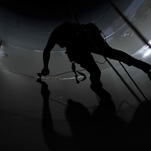 Πλαστικά Κρήτης: Πλαστικά Κρήτης Α.Ε: Εργασίες καθαρισμού 8 ανοξείδωτων silo ύψους 20 μέτρων