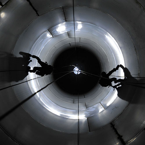 Πλαστικά Κρήτης: Πλαστικά Κρήτης Α.Ε: Εργασίες καθαρισμού 8 ανοξείδωτων silo ύψους 20 μέτρων