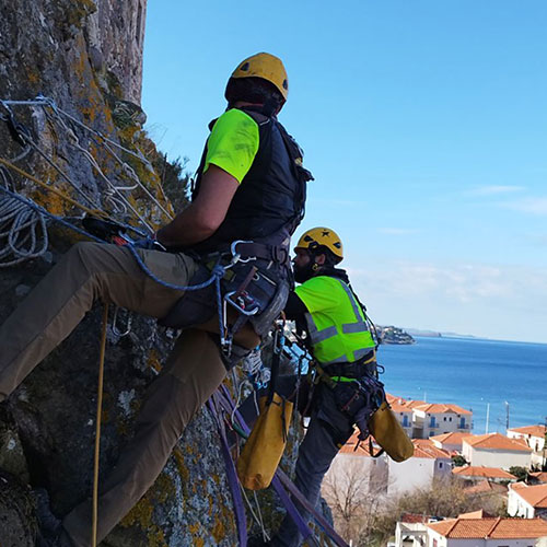 Άρση επικινδυνότητας σε βραχώδη πρανή σε νησιά της Ελλάδας