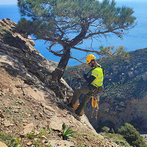 Άρση επικινδυνότητας σε βραχώδη πρανή σε νησιά της Ελλάδας