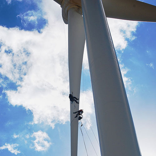 Αιολικά πάρκα στον Άγιο Νικόλαο, στη Νάξο και στη Πάφο της Κύπρου: Εργασίες καθαρισμού και συντήρησης ανεμογεννητριών