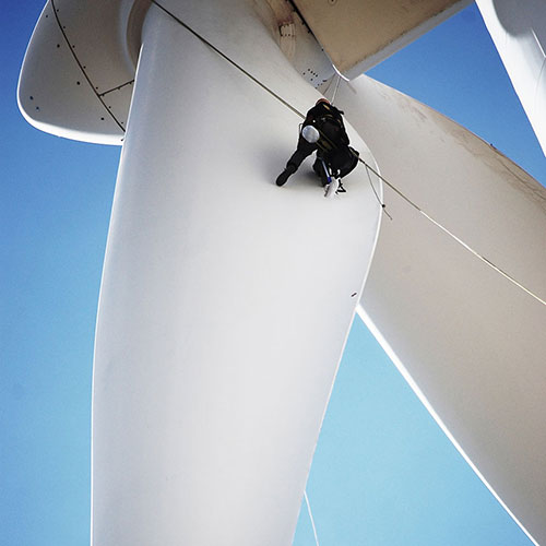 Αιολικά πάρκα στον Άγιο Νικόλαο, στη Νάξο και στη Πάφο της Κύπρου: Εργασίες καθαρισμού και συντήρησης ανεμογεννητριών