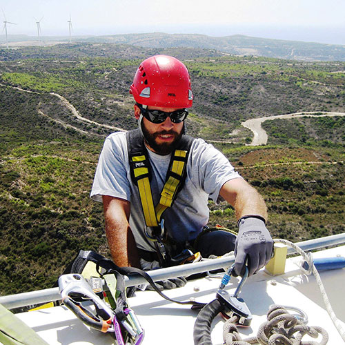 Αιολικά πάρκα στον Άγιο Νικόλαο, στη Νάξο και στη Πάφο της Κύπρου: Εργασίες καθαρισμού και συντήρησης ανεμογεννητριών